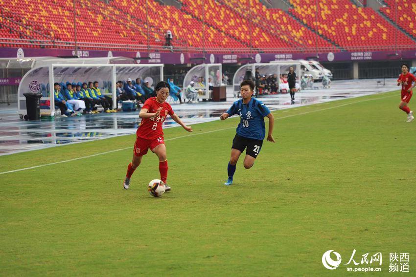 第十四屆運動會女足比賽現(xiàn)場。