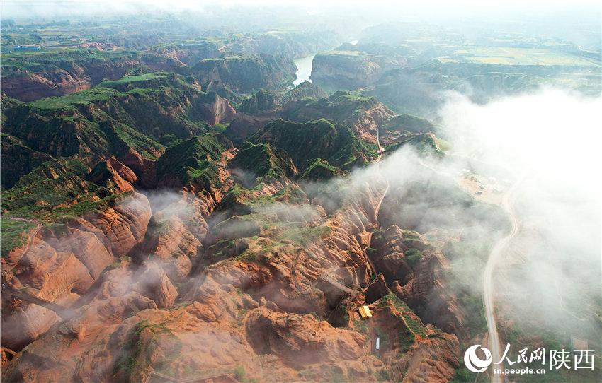 波浪谷景區(qū)的層層紅砂巖與碧水藍天共入秋色，成為一道醉人的風景。白凌燕攝