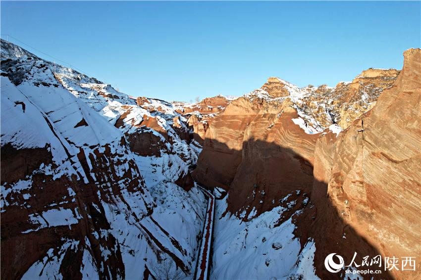 皚皚冰雪與瀲滟丹霞冰火對(duì)峙,置身景中喜不自勝。白凌燕攝