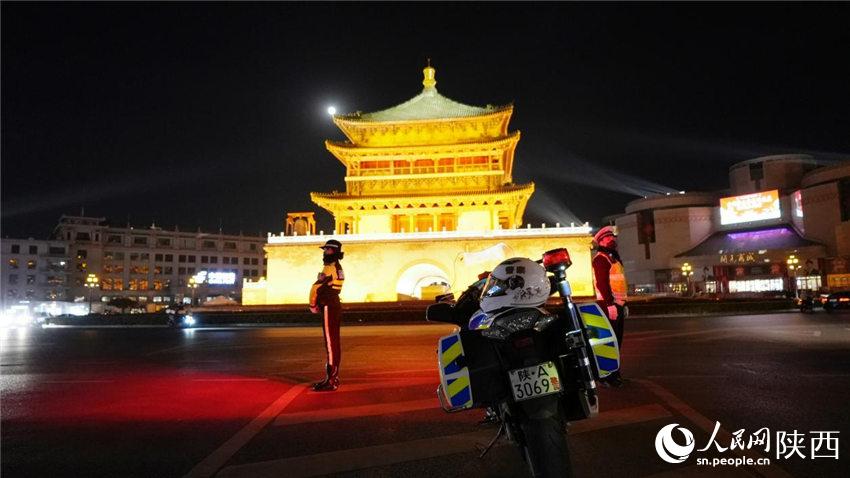 西安交警蓮湖大隊(duì)民警守護(hù)鐘樓盤道。