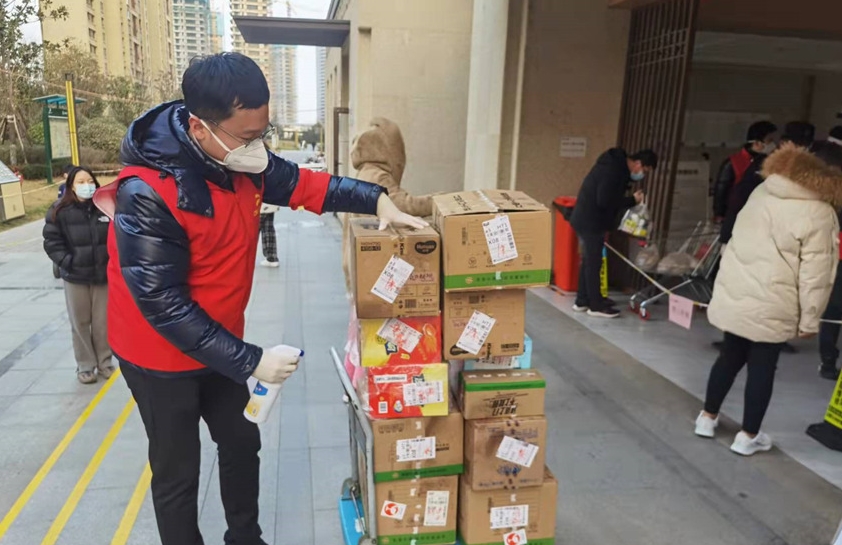 穿著軍裝保護人民安全，脫下軍裝繼續(xù)守護人民
