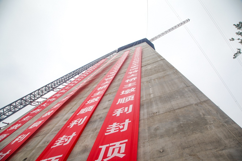 橋墩高聳入云。人民網(wǎng) 黨童攝