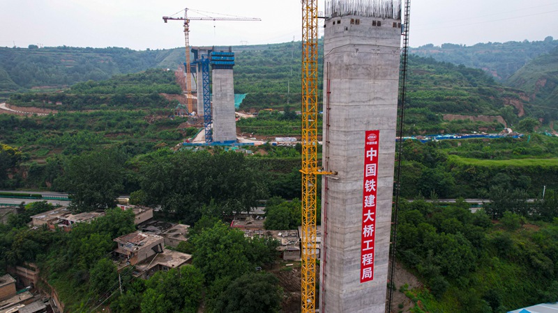 現(xiàn)場其他橋墩都已竣工。人民網(wǎng) 黨童攝