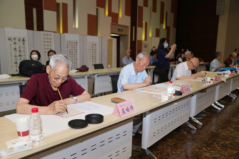 老教授們用毛筆書寫2022級(jí)新生錄取通知書。陜師大供圖