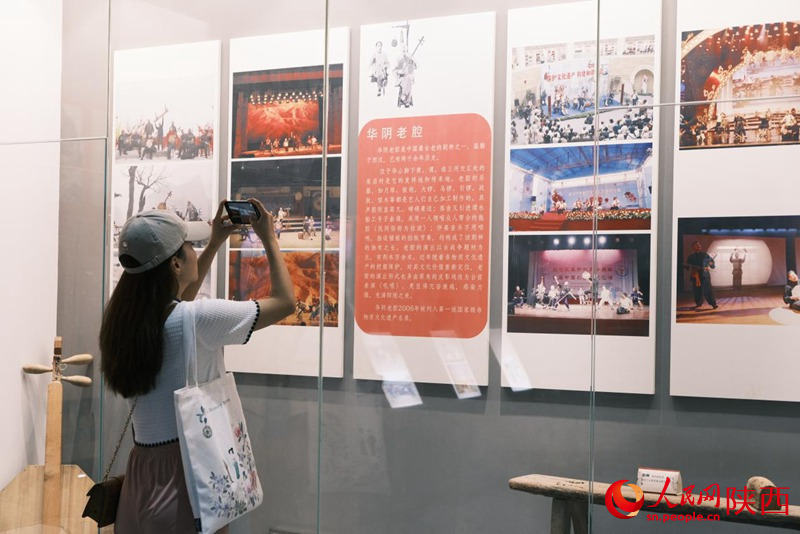 8月1日上午，中外媒體走進(jìn)渭南市非物質(zhì)文化遺產(chǎn)展示傳習(xí)館，感受千年文化瑰寶的魅力。人民網(wǎng)記者吳超 攝