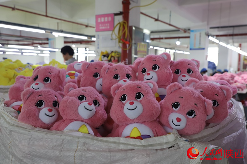 安康市將小小的毛絨玩具做成了“大產(chǎn)業(yè)”。李志強(qiáng) 攝