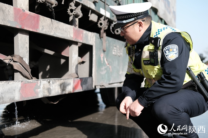因西漢高速公路穿越秦嶺山脈冬季氣溫較低，重型貨車加水噴淋造成路面結(jié)冰，極易引發(fā)交通事故。西安市高交大隊西漢中隊把轄區(qū)路段強(qiáng)制大貨車“放水”（排空淋水箱）作為冬季事故預(yù)防工作的一項重點工作。人民網(wǎng)記者吳超攝