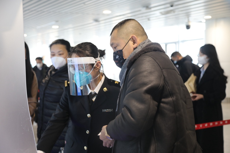 工作人員引導(dǎo)旅客進行相關(guān)操作。西咸新區(qū)空港新城供圖