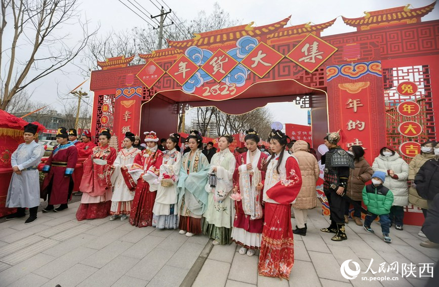 年貨大集現(xiàn)場(chǎng)的漢服游園活動(dòng)烘托出濃濃年味。