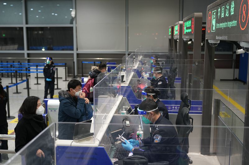 陜西邊檢總站民警為出入境旅客辦理通關(guān)手續(xù)。陜西出入境邊防檢查總站供圖