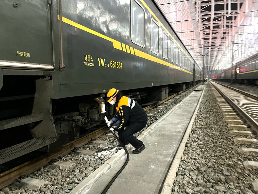 延安火車站上水工強莉莉正在進行上水作業(yè)。許靜 攝