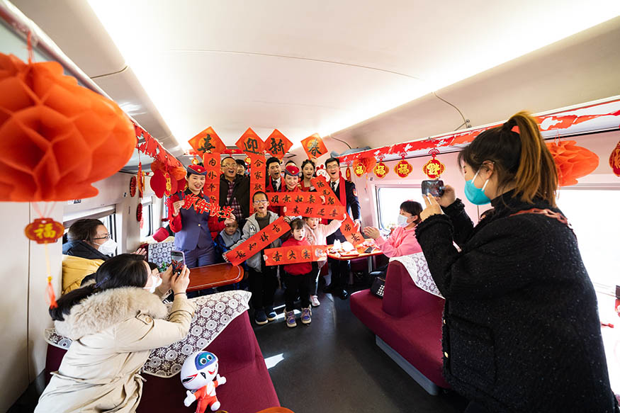 西安北至深圳北G824次列車，旅客們在聯(lián)歡活動中與參加演出的高鐵和地鐵乘務(wù)員合影留念。劉翔 攝