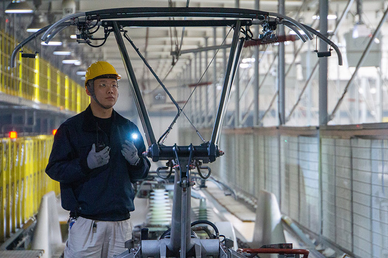 除夕當天，動車組機械師正在進行動車組受電弓動態(tài)檢查。王子俊 攝