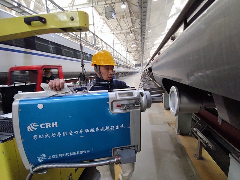 除夕當(dāng)天，動車組機械師正在進行動車組空心車軸探傷作業(yè)。王子俊 攝