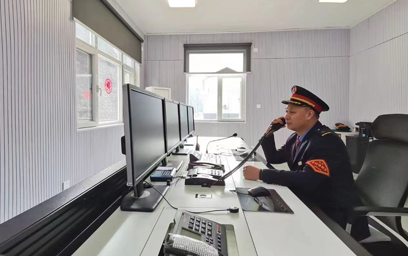 李衛(wèi)峰向列車前方站報(bào)點(diǎn)。郝正國攝