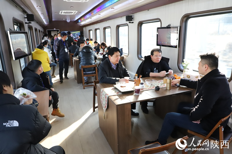 “西安—柞水”旅游定制專列上，配置了麻將桌，KTV、影院、按摩椅等娛樂設(shè)施。人民網(wǎng)鄒星 攝