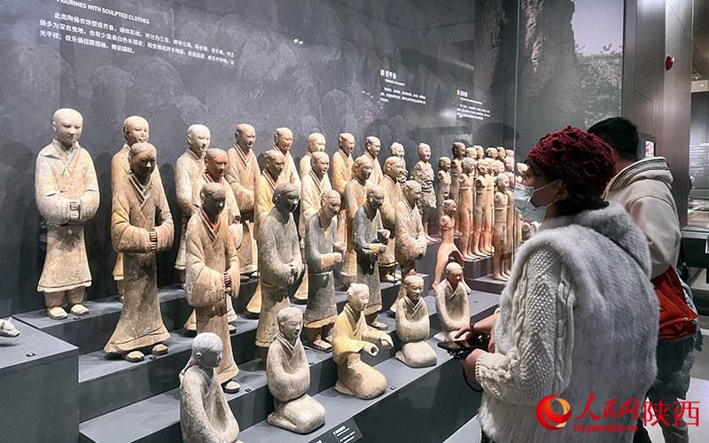 游客在陜西考古博物館里參觀。 人民網(wǎng) 鄧楠攝