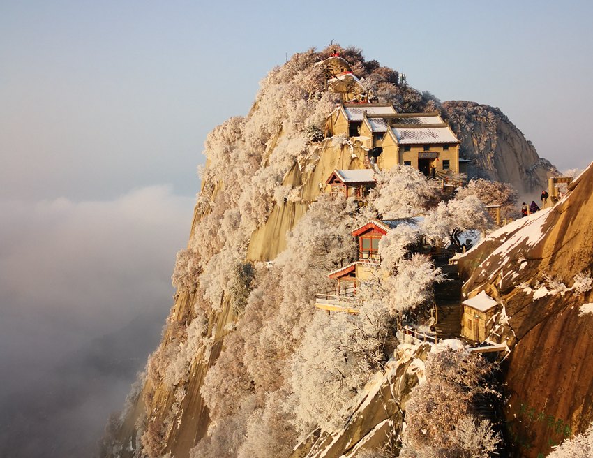 雪霽初晴 華山巍峨美如畫。左小峰 攝