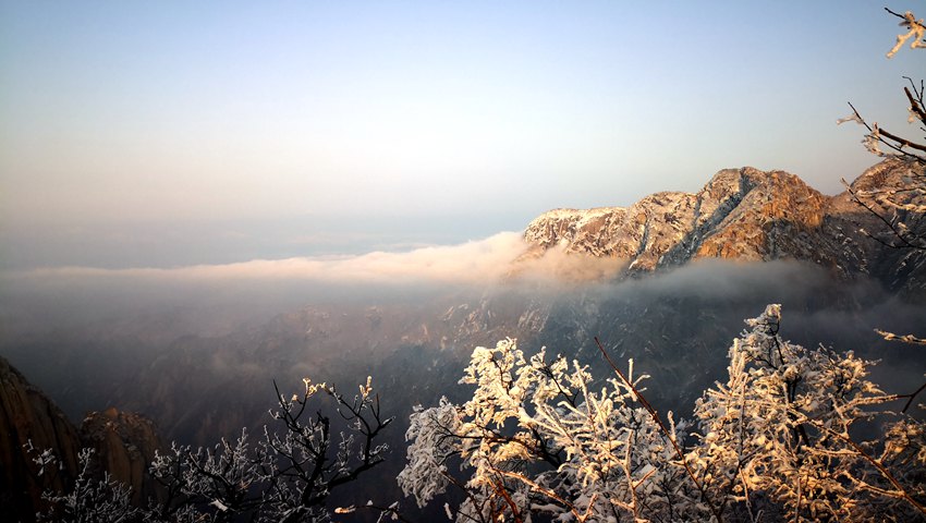 雪霽初晴 華山巍峨美如畫。左小峰 攝
