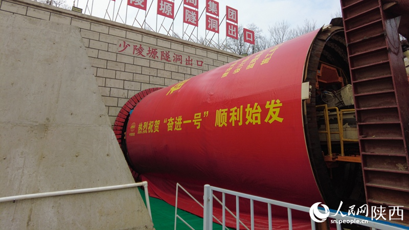 “奮進一號”盾構(gòu)機頭部。人民網(wǎng) 黨童攝