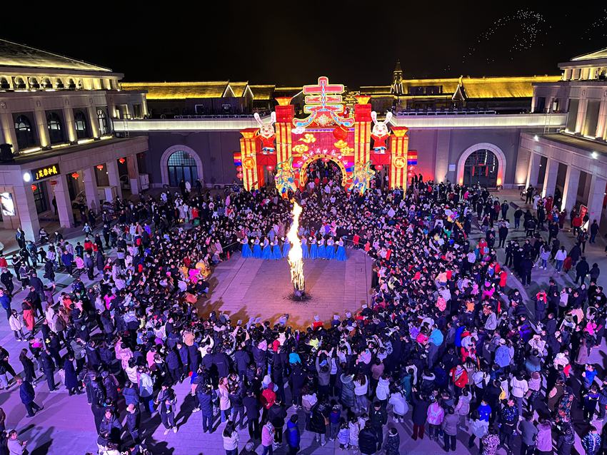 傳統(tǒng)民俗文化活動(dòng)“篝火晚會(huì)”。人民網(wǎng)孫挺 攝