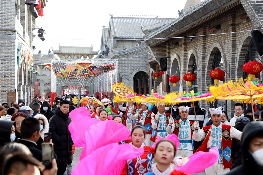 圣地河谷·金延安景區(qū)內(nèi)鬧起了秧歌。人民網(wǎng)孫挺 攝