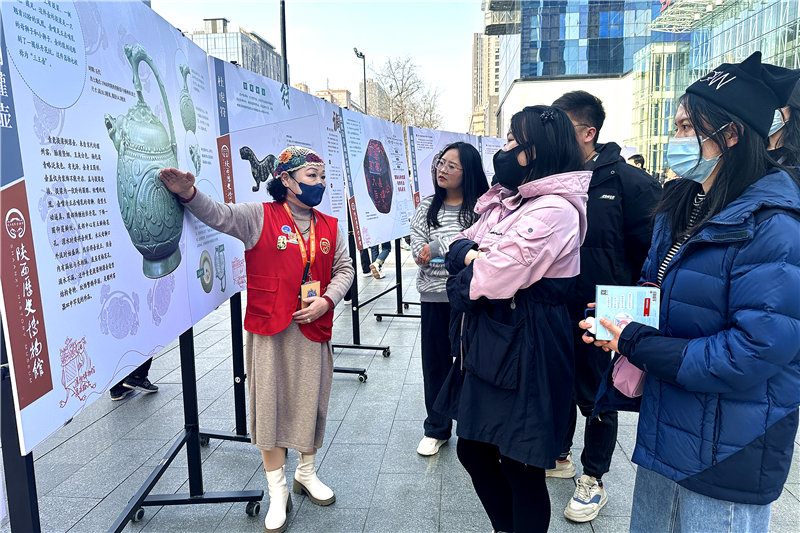 志愿者正在為市民進行歷史文物主題宣講。李志強 攝