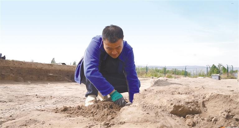 石峁遺址考古隊(duì)副隊(duì)長(zhǎng)邸楠在石峁遺址發(fā)掘現(xiàn)場(chǎng)工作。 受訪(fǎng)者供圖