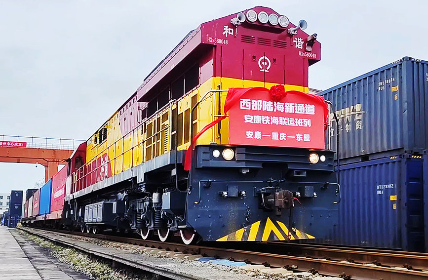 88392次列車從陜西省安康東站貨場(chǎng)緩緩駛出。陳峰攝