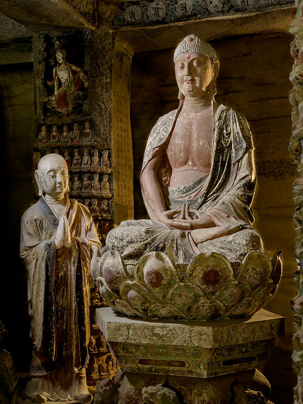 鐘山石窟內(nèi)有大小佛像萬(wàn)余尊，故稱萬(wàn)佛巖，窟內(nèi)雕梁畫棟，萬(wàn)佛森列，泥金彩繪，保留千年經(jīng)久不衰。  敦煌研究院 吳健 攝