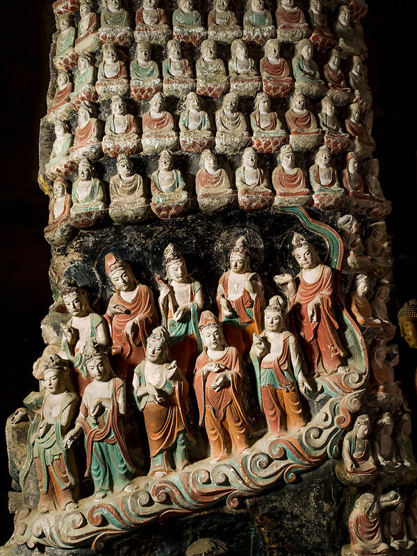 鐘山石窟內(nèi)有大小佛像萬(wàn)余尊，故稱(chēng)萬(wàn)佛巖，窟內(nèi)雕梁畫(huà)棟，萬(wàn)佛森列，泥金彩繪，保留千年經(jīng)久不衰。  敦煌研究院 吳健 攝