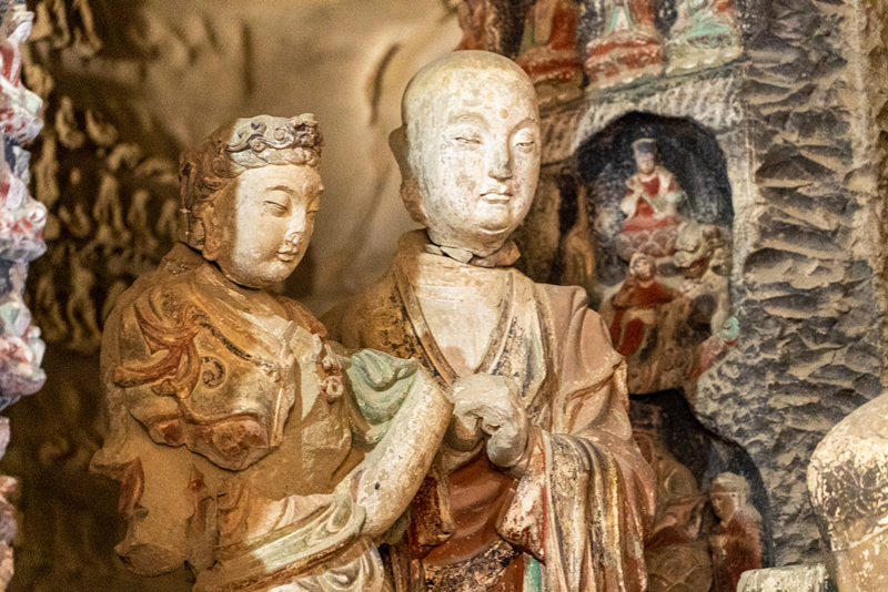 鐘山石窟內(nèi)有大小佛像萬余尊，故稱萬佛巖，窟內(nèi)雕梁畫棟，萬佛森列，泥金彩繪，保留千年經(jīng)久不衰。 子長市委宣傳部供圖