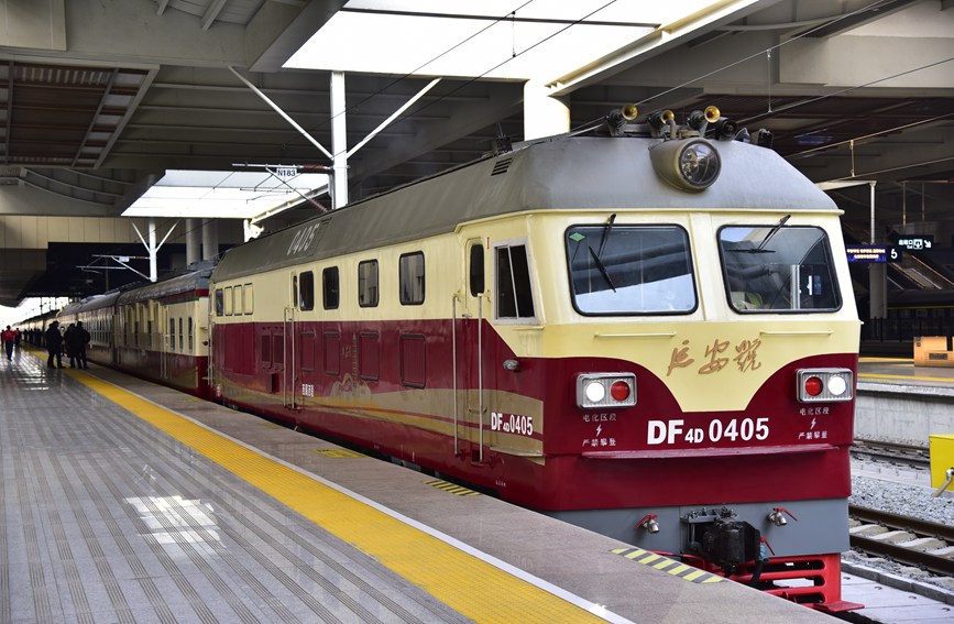 “延安號(hào)”紅色教育列車正式開(kāi)行。楊靜龍 攝