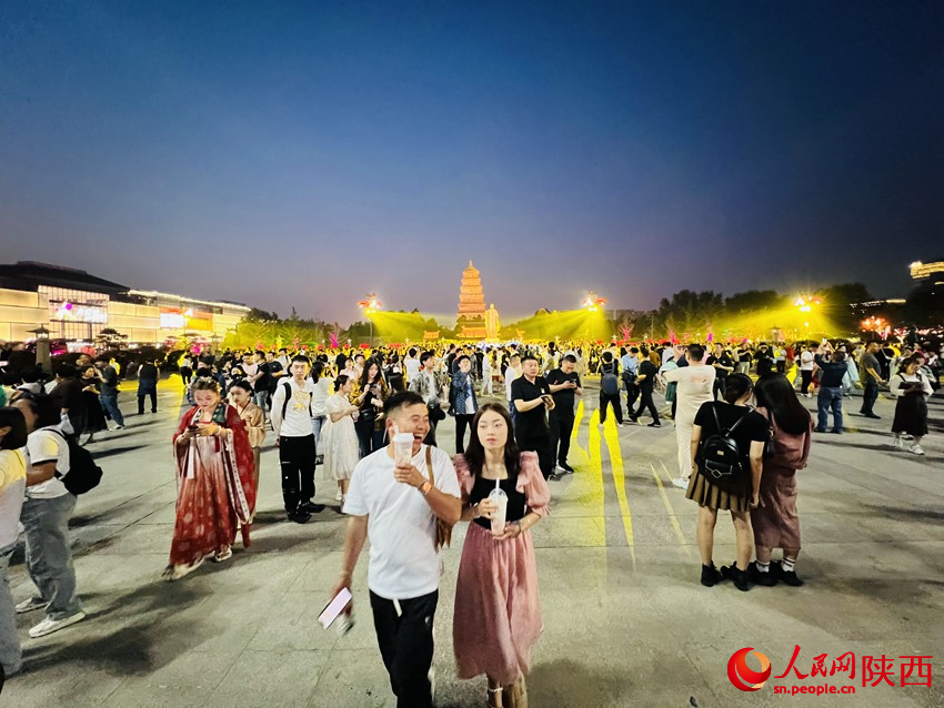 大雁塔南廣場游人如織。人民網(wǎng)孫挺 攝