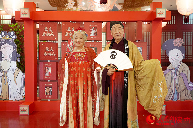 行走在主題街區(qū)內(nèi)，隨處可見身著漢服的游客。