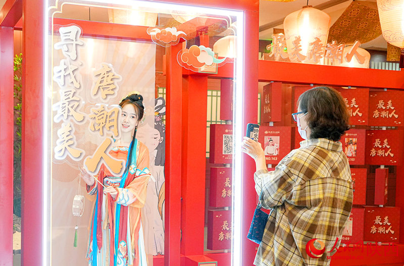 行走在主題街區(qū)內(nèi)，隨處可見身著漢服的游客。