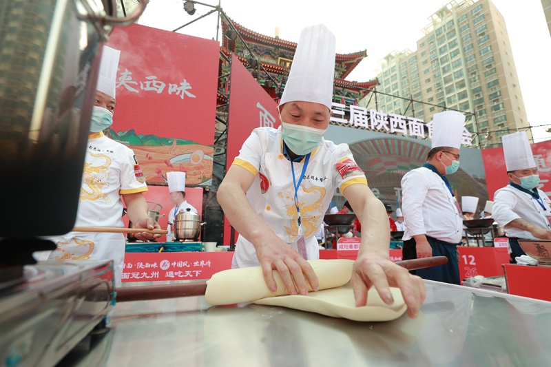 醒面、搟面也是技術(shù)活。包鑫 攝