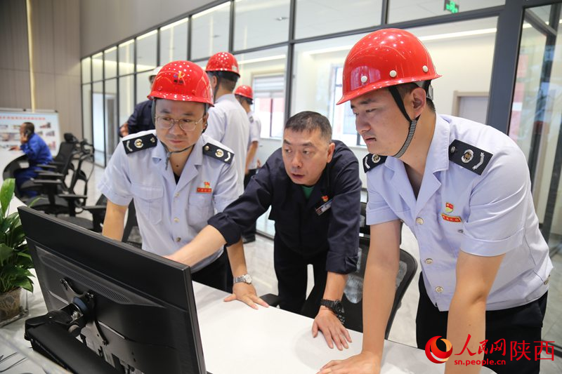 稅務干部在重點企業(yè)進行稅收政策輔導。人民網(wǎng)記者王晴垣 攝