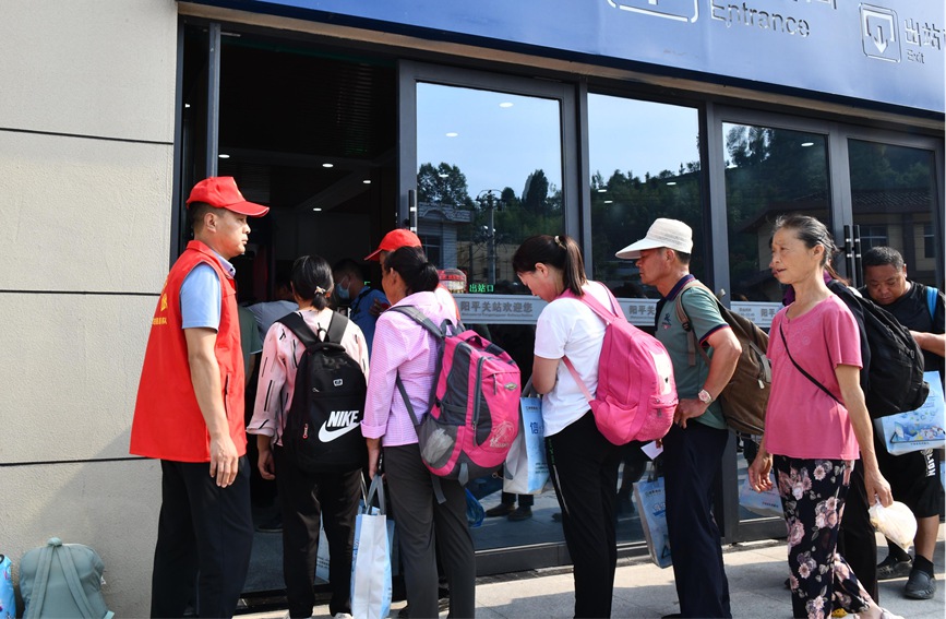 鐵路部門增加人力，做好沿線“采椒客”出行服務(wù)。陳喆 攝