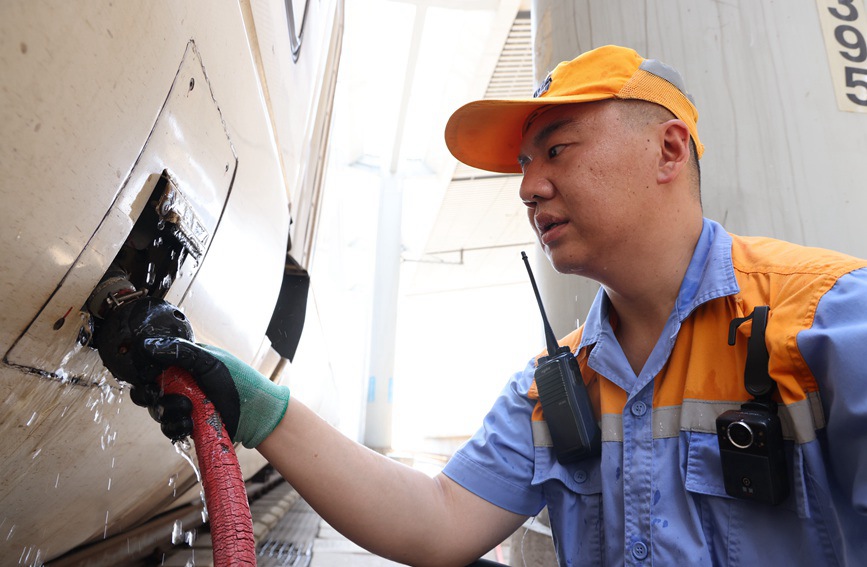 西安北站，高鐵給水工高成利正在作業(yè)。