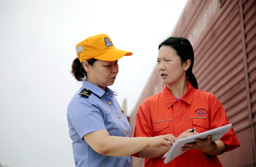 戶縣站鐵路工作人員與企業(yè)運(yùn)輸員認(rèn)真核對現(xiàn)車。馬澤旭攝
