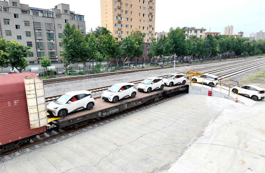 一輛輛小汽車有序駛?cè)牖疖囓噹?。馬澤旭攝