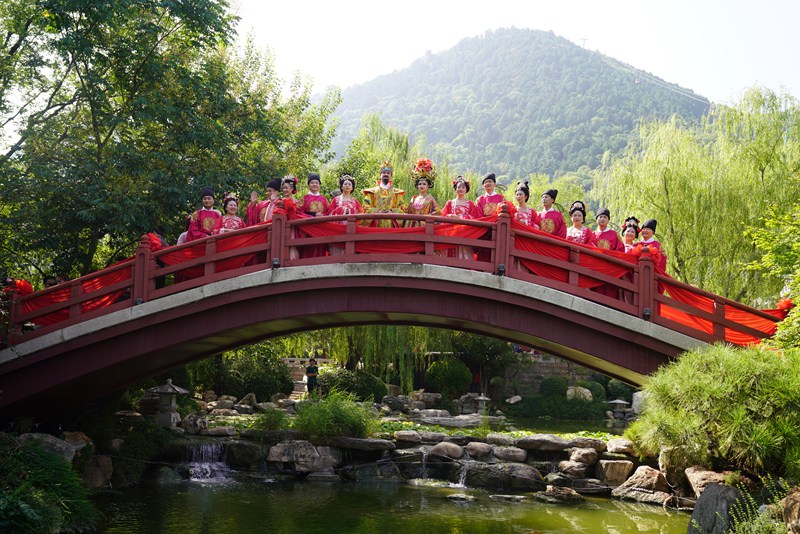 在華清宮九龍湖上，鵲橋彎彎，紅色的綢緞交織纏綿，宛若銀河。王三合 攝