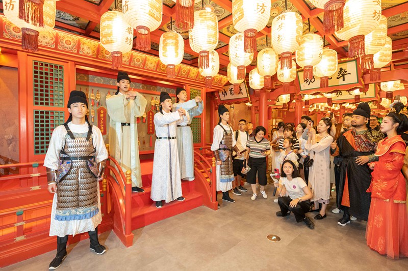 唐風(fēng)沉浸式主題樂園長安十二時辰主題街區(qū)煥新迎客。馬石頭攝