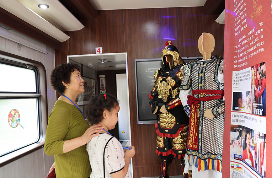 旅客們在欣賞精心復原的漢服、甲胄。于尚榮攝