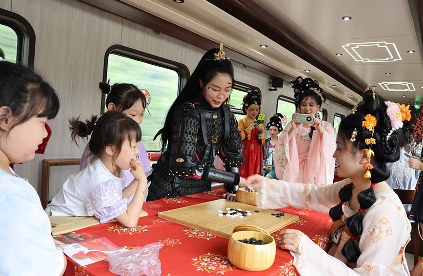 手作臺前，旅客們與筆墨紙硯、琴棋書畫等親密接觸。焦鍵攝