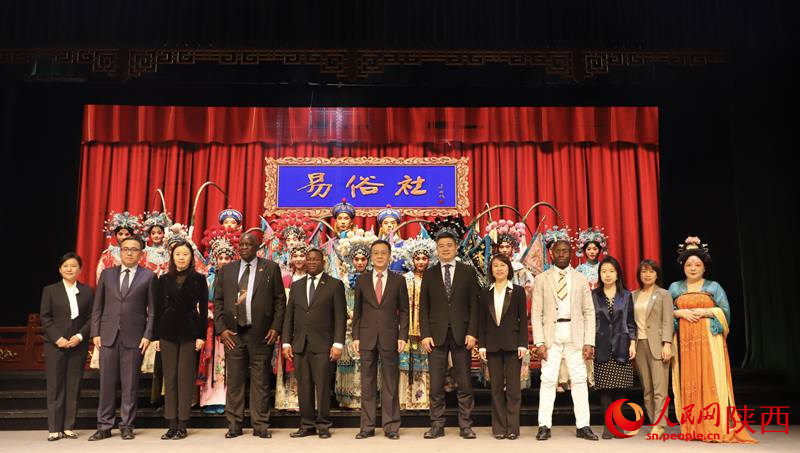 嘉賓們與秦腔表演者合影留念。人民網(wǎng)記者 白鴿攝