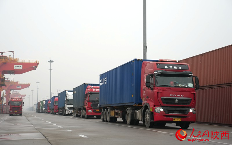 西安國際港站內(nèi)，轉(zhuǎn)運(yùn)貨車繁忙作業(yè)。人民網(wǎng)記者  賈凱璐攝