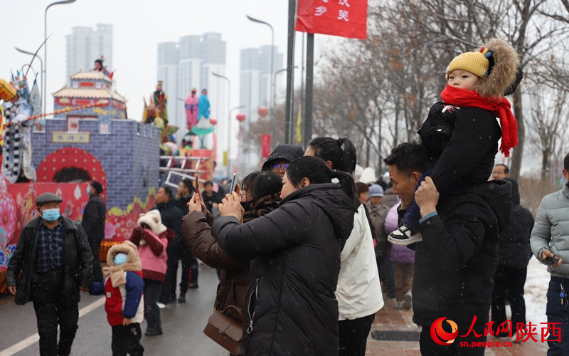 現(xiàn)場(chǎng)群眾紛紛拿起手機(jī)記錄。人民網(wǎng)記者 白鴿攝
