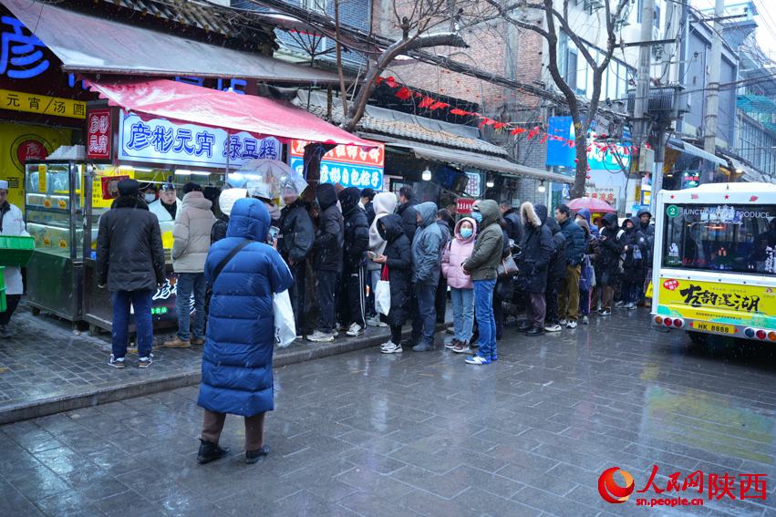 鵝毛大雪阻擋不住人們購買元宵的熱情。人民網(wǎng) 黨童攝